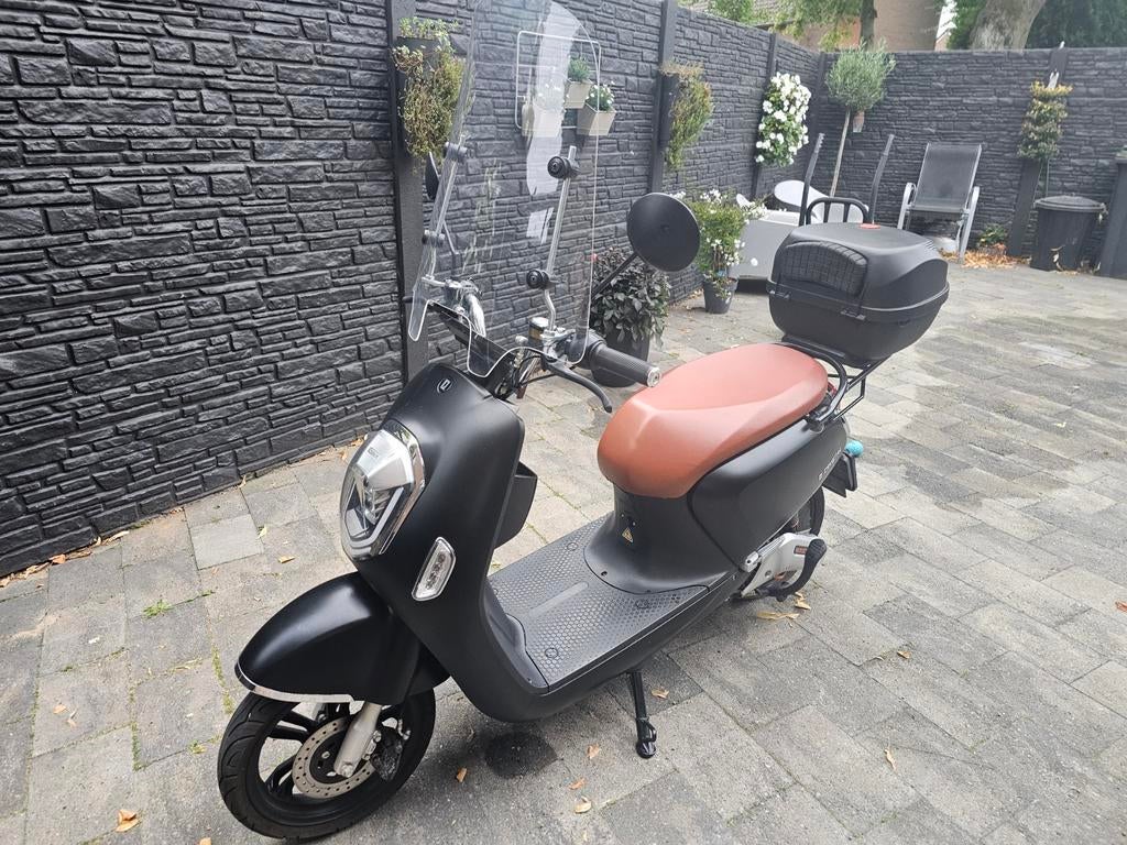 Q-crystal elektrische scooter  2022, Fietsen en Brommers, Snorfietsen en Snorscooters, Ophalen of Verzenden, Zo goed als nieuw
