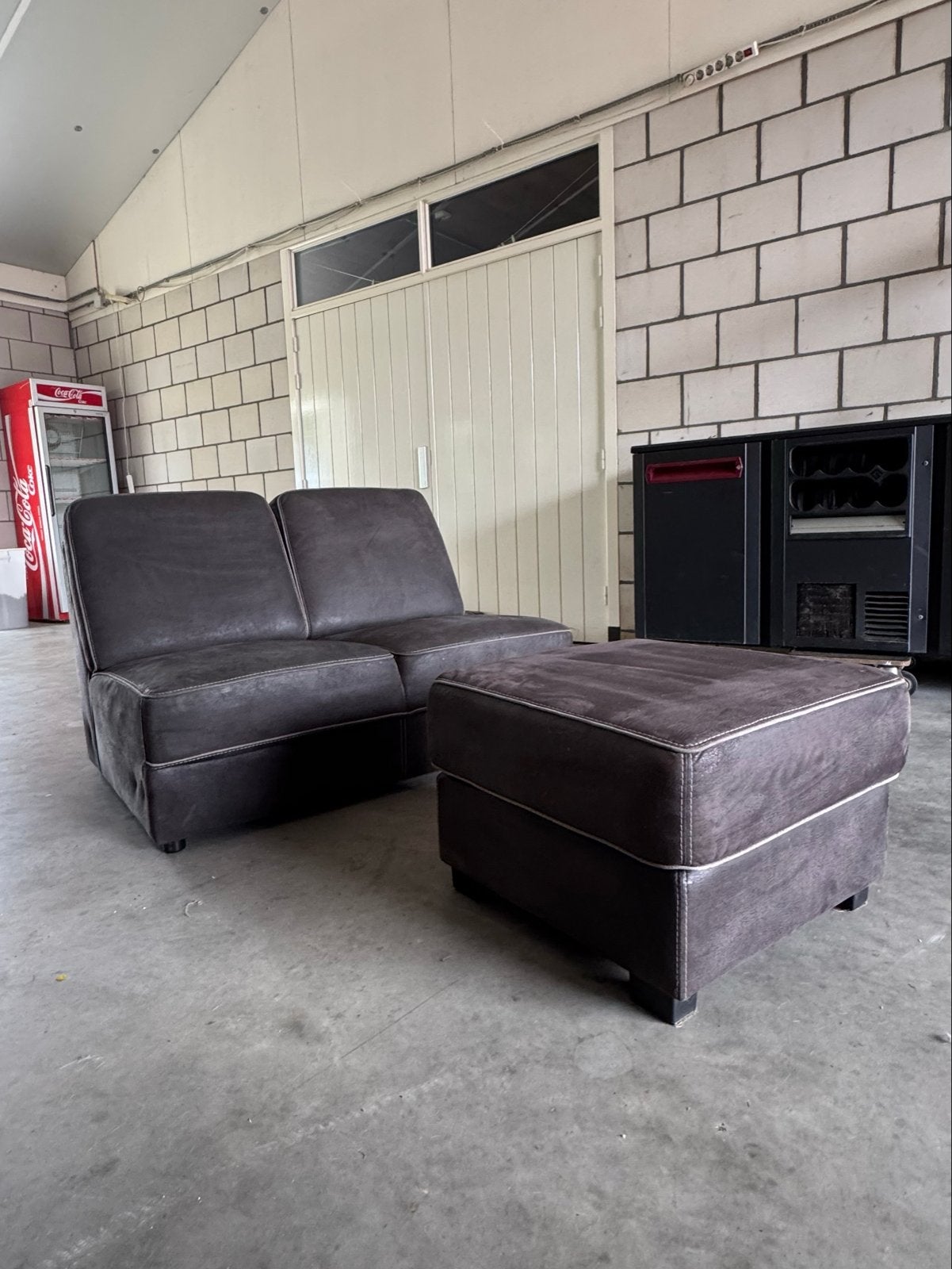 Tweezitter met hocker - Antraciet/bruin suède, Ophalen, Gebruikt, Tweepersoons, 75 tot 100 cm
