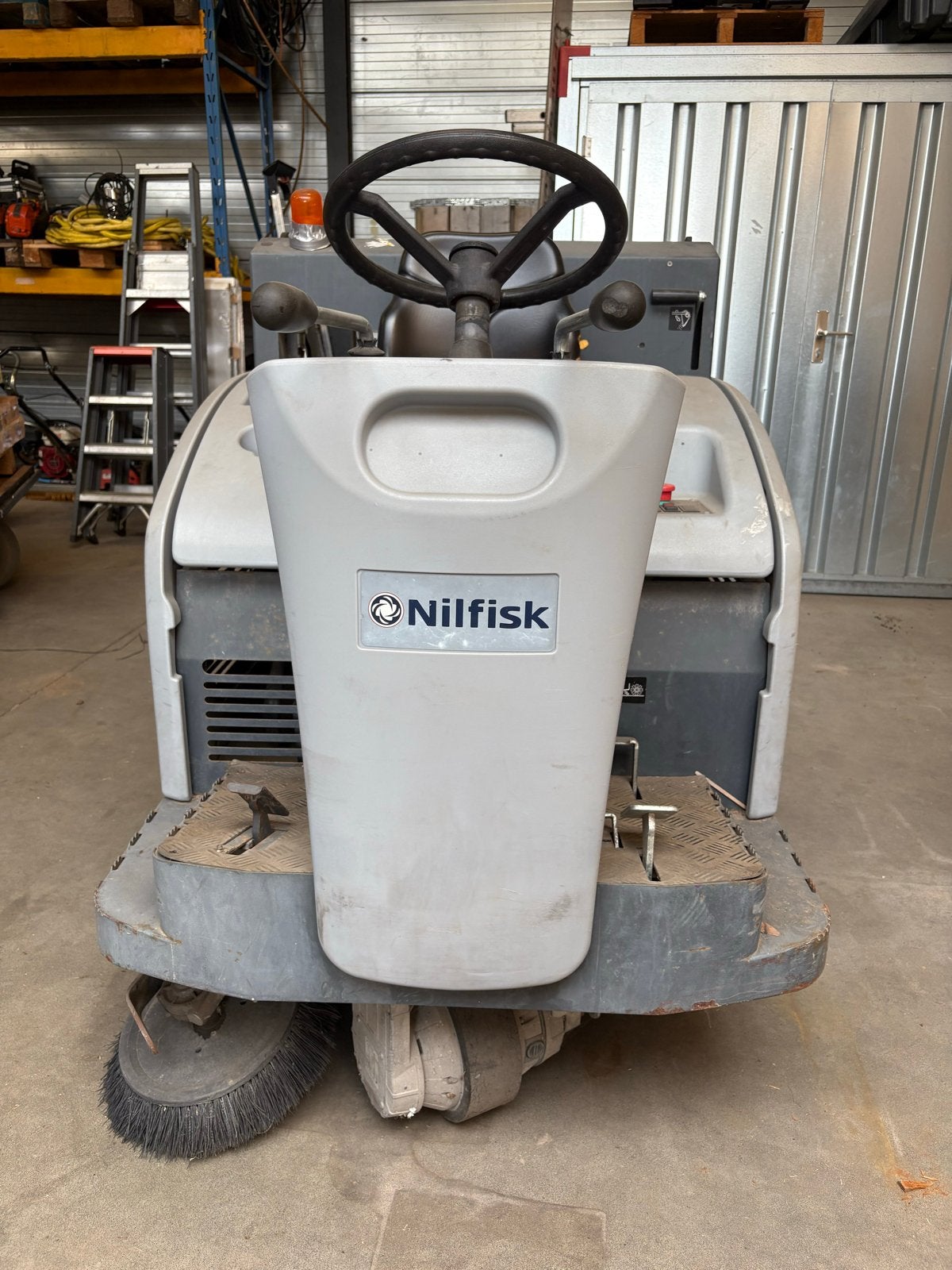 Nilfisk SW4000 Veegmachine - Efficiënte Reiniging, Ophalen