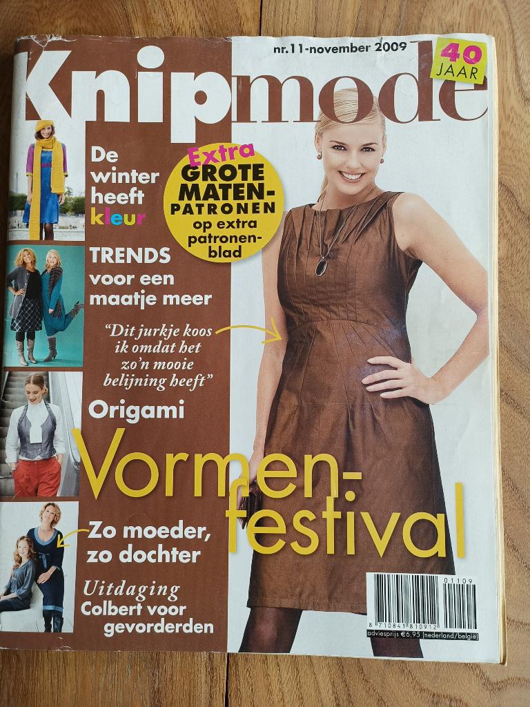 Knipmode november 2009 met extra patronenblad grote maten, Hobby en Vrije tijd, Kledingpatronen, Ophalen of Verzenden, Zo goed als nieuw