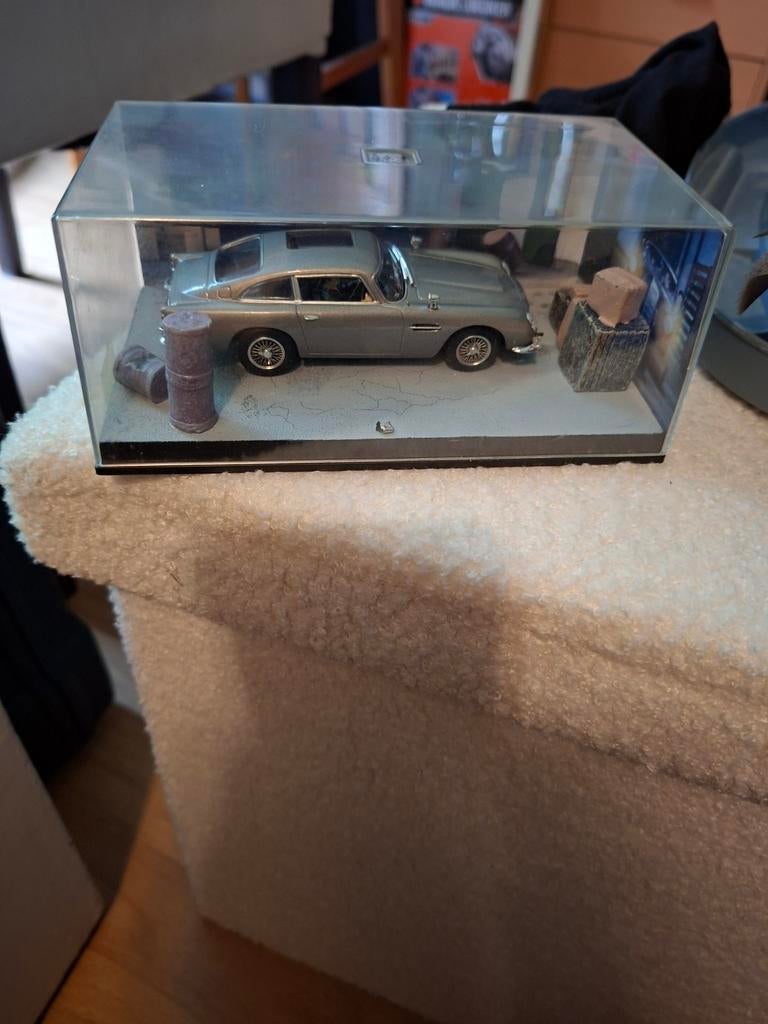 Aston Martin DB5 James Bond schaalmodel in vitrine, Overige merken, 1:50 of kleiner, Auto, Ophalen of Verzenden