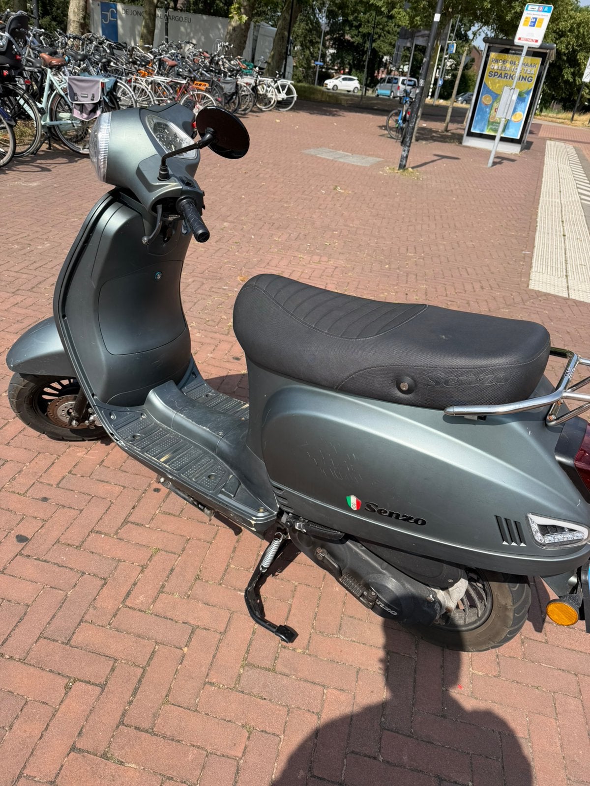 Senzo scooter riva lux blauwe plaat, Fietsen en Brommers, Snorfietsen en Snorscooters, Zo goed als nieuw, Overige merken, Benzine