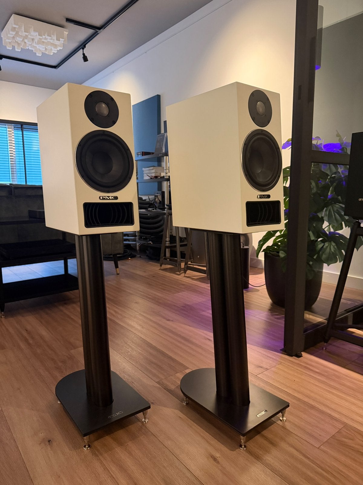 PMC Twenty5.22i wit Monitor speakers + PMC stands – garantie, Ophalen, Zo goed als nieuw, Boekenplank luidspreker, Overige merken