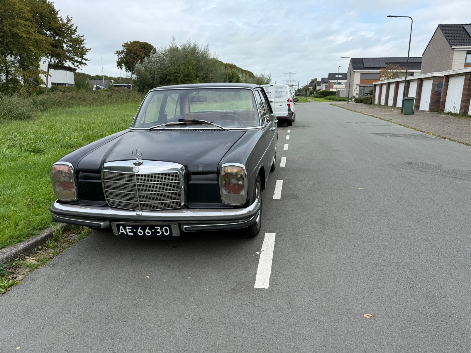 Mercedes-Benz 200 (W114) 1971 Zwart LPG Belastingvrij, Auto's, Automaat, Zwart, Zwart, Particulier