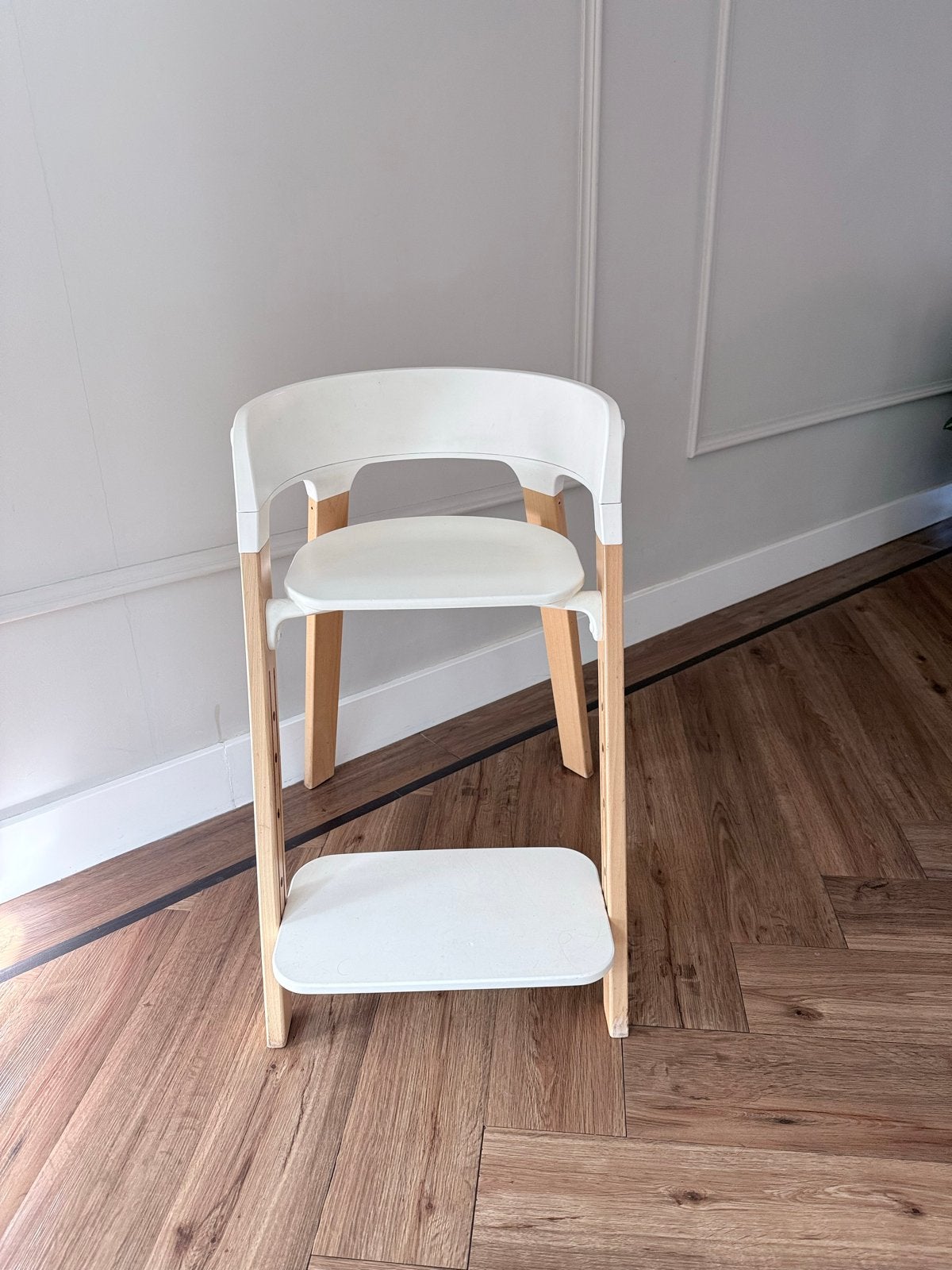 Stokke Steps Meegroeistoel - Wit met Beukenpoten, Ophalen, Zo goed als nieuw, Meegroeistoel, Aanschuifbaar