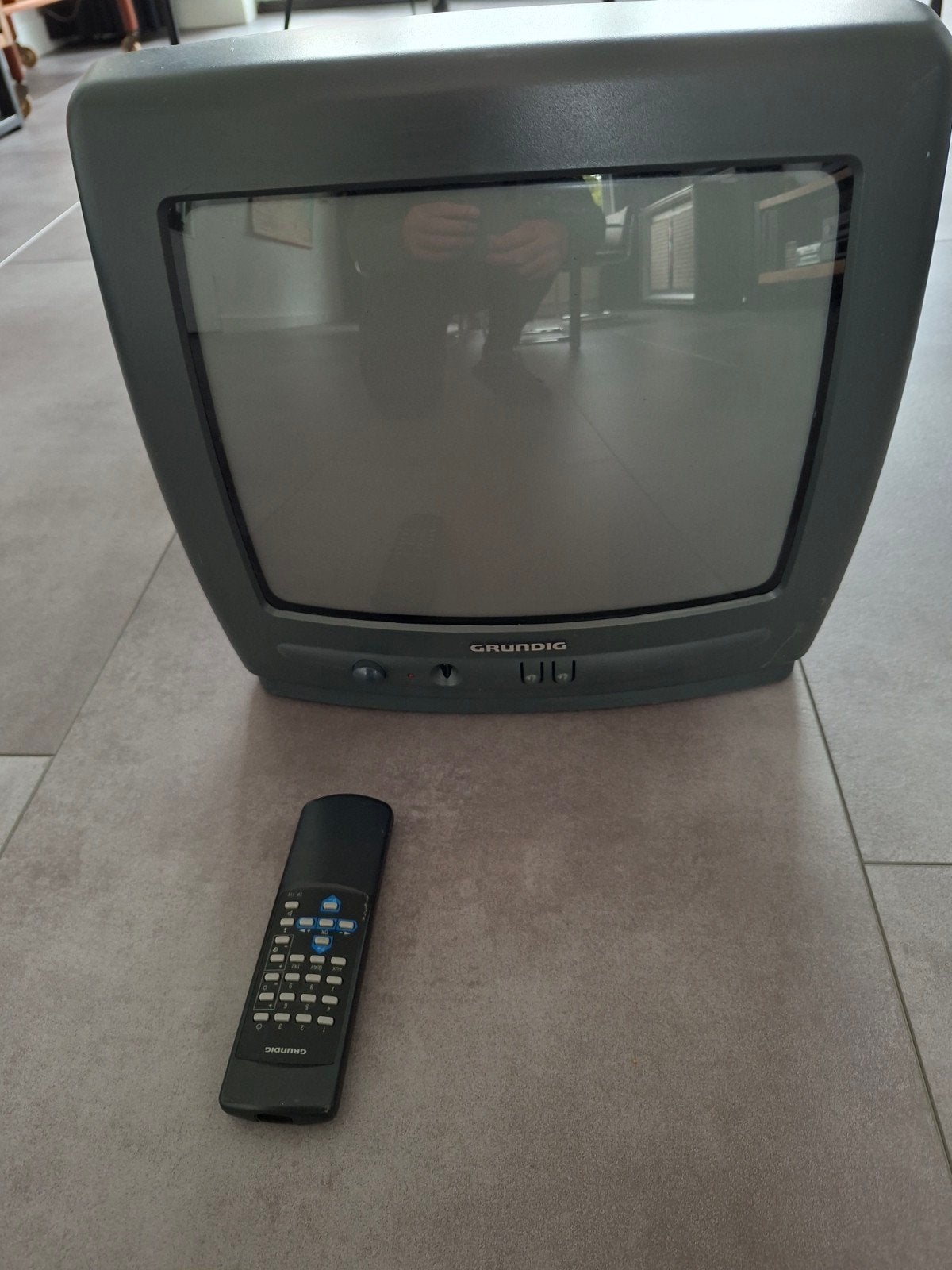 Grundig kleuren tv (tje) + Funai Dvd/Vhs speler + Vhs banden, Ophalen, Grundig