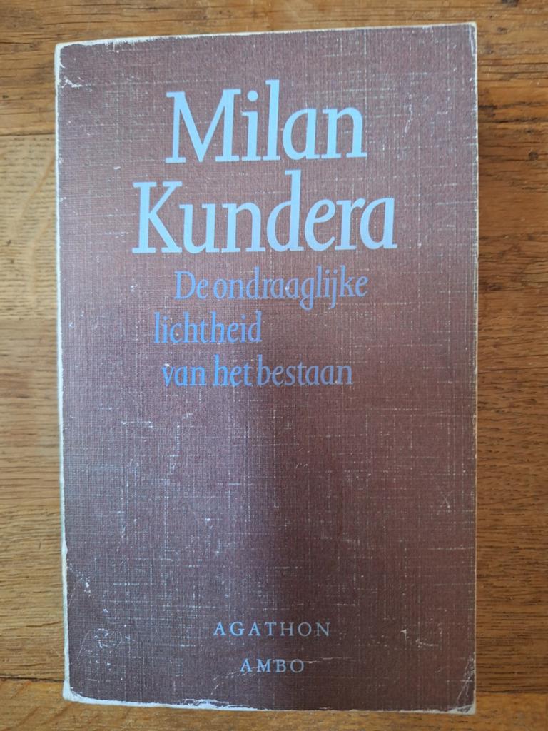 De ondraaglijke lichtheid van het bestaan - Milan Kundera, Ophalen of Verzenden, Gelezen