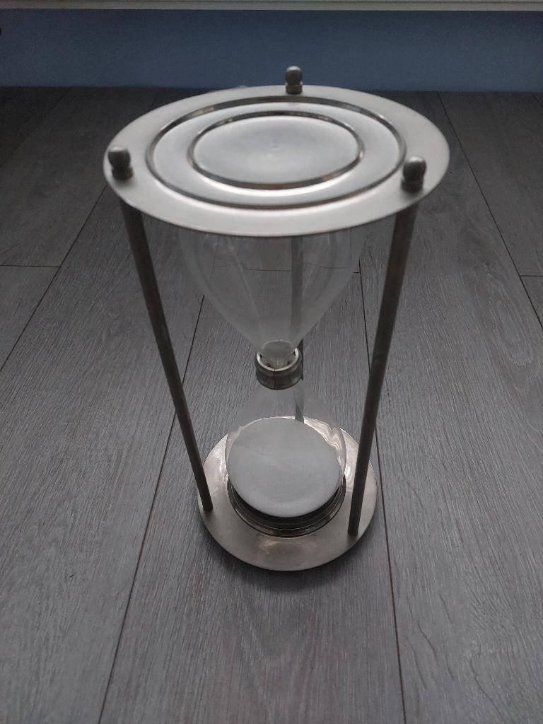 Zandloper in metalen standaard, Ophalen