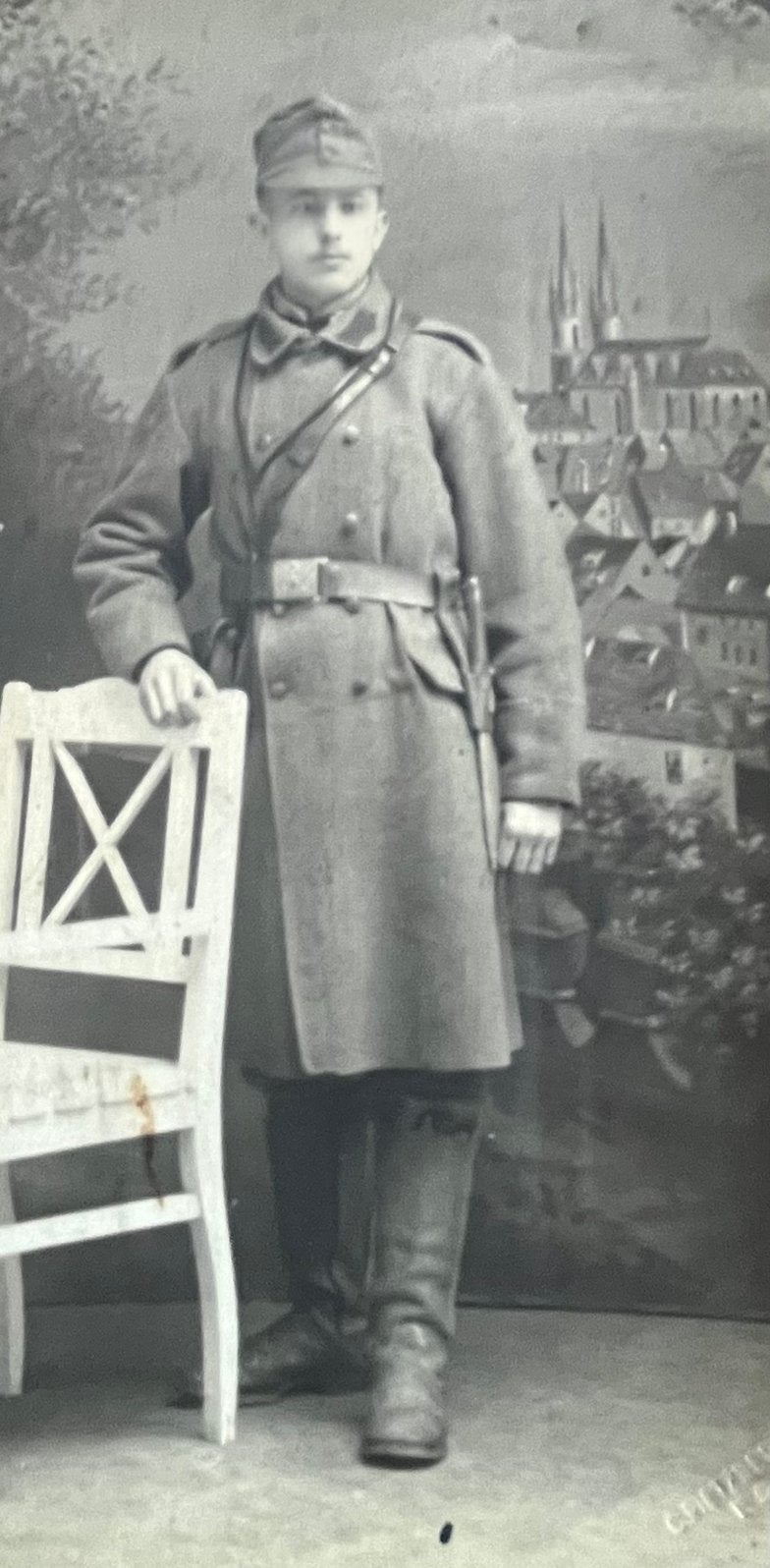 WO1 DUITS Zw/w foto Soldaat in lange grijze jas en Feldmütze, Verzenden, Landmacht, Duitsland, Foto of Poster