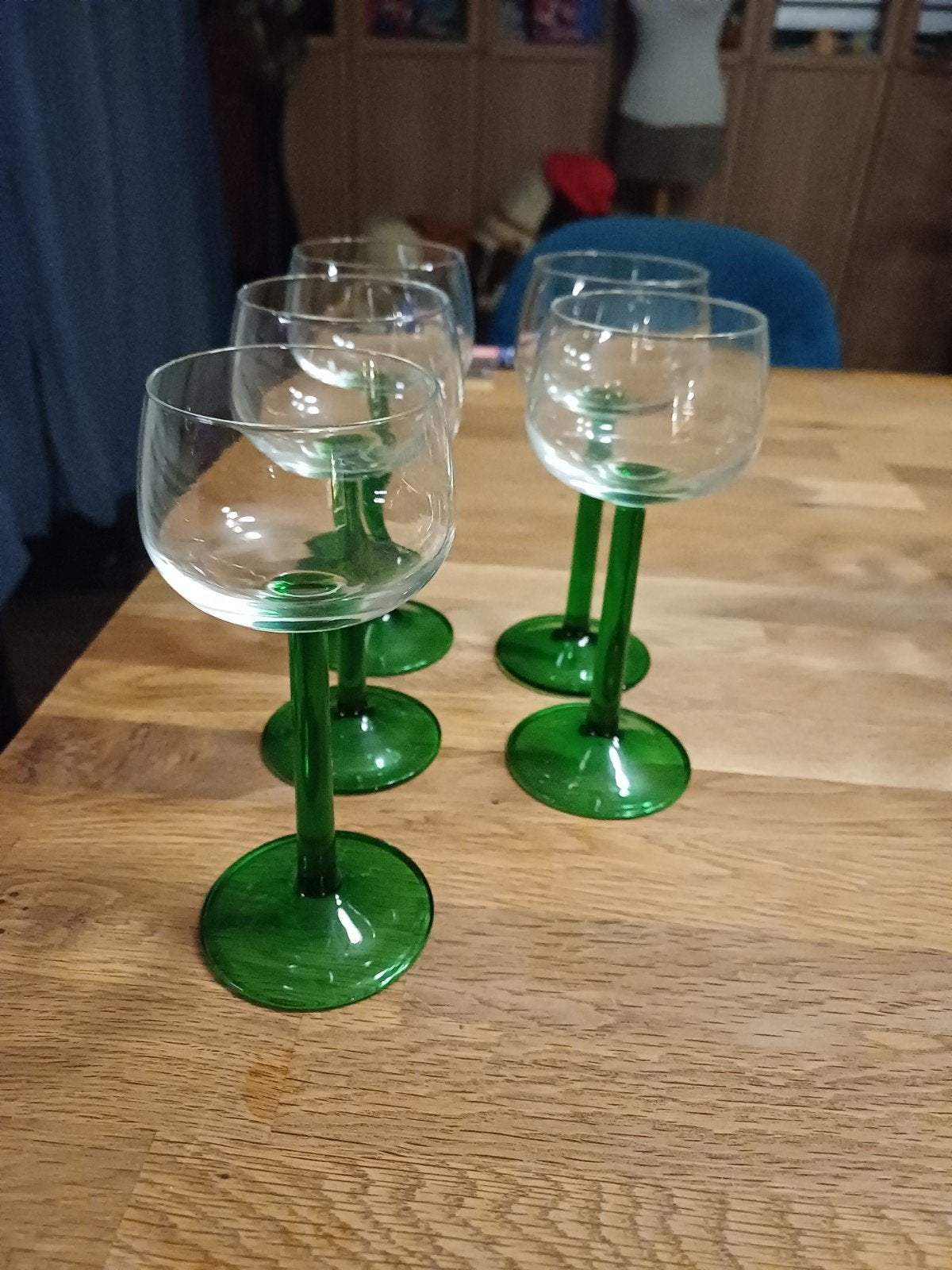 Set van 5 wijnglazen met groene voet, Antiek en Kunst, Antiek | Glas en Kristal, Ophalen