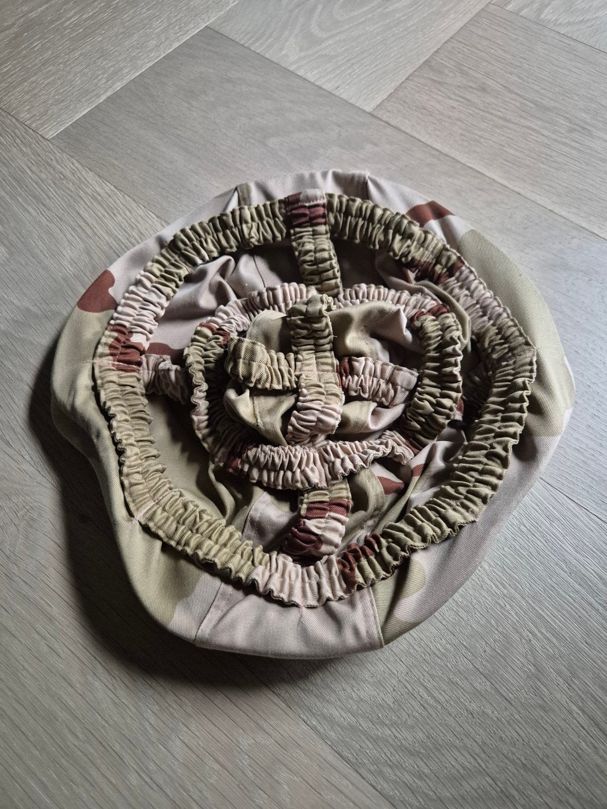 Militaire helmhoes in camouflageprint, maat L, Ophalen of Verzenden, Zo goed als nieuw, Militair, Pet