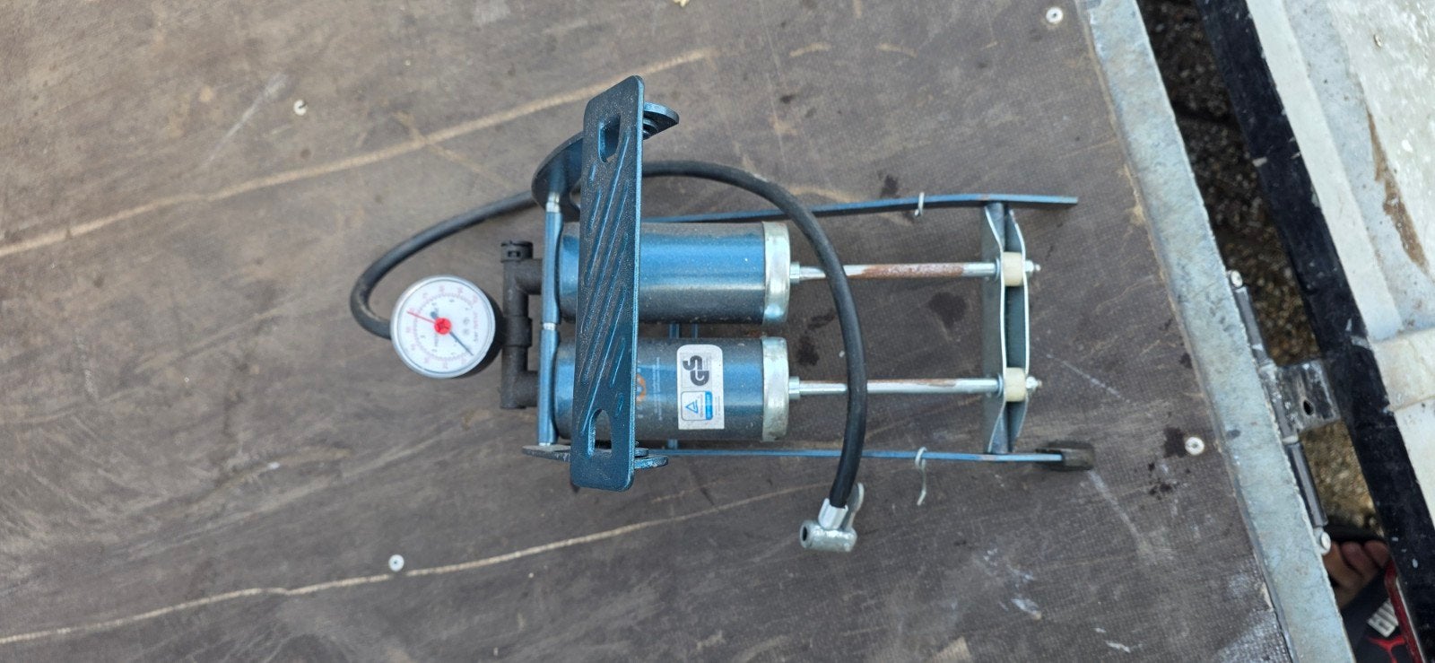 Dubbele voetpomp met manometer - 7 bar, Ophalen of Verzenden, Drukmeter, Gebruikt