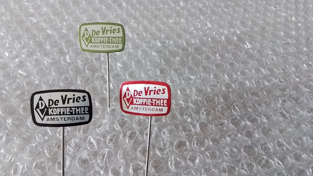3 verschillende kleuren speldjes de vries koffie en thee, Ophalen of Verzenden, Gebruikt, Overige onderwerpen