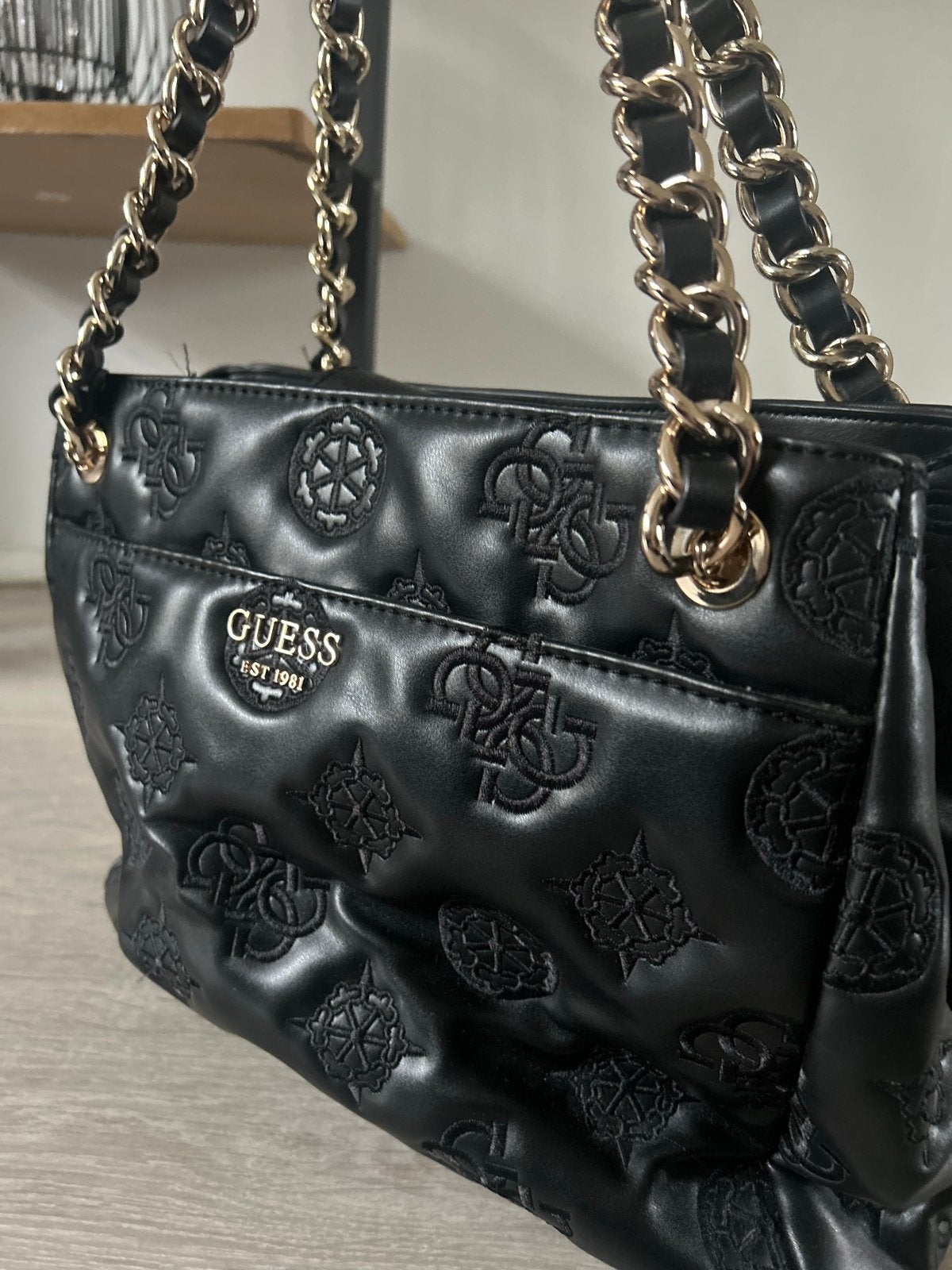 Guess Handtas Zwart met Gouden Details Als Nieuw, Ophalen of Verzenden, Zo goed als nieuw, Zwart, Handtas
