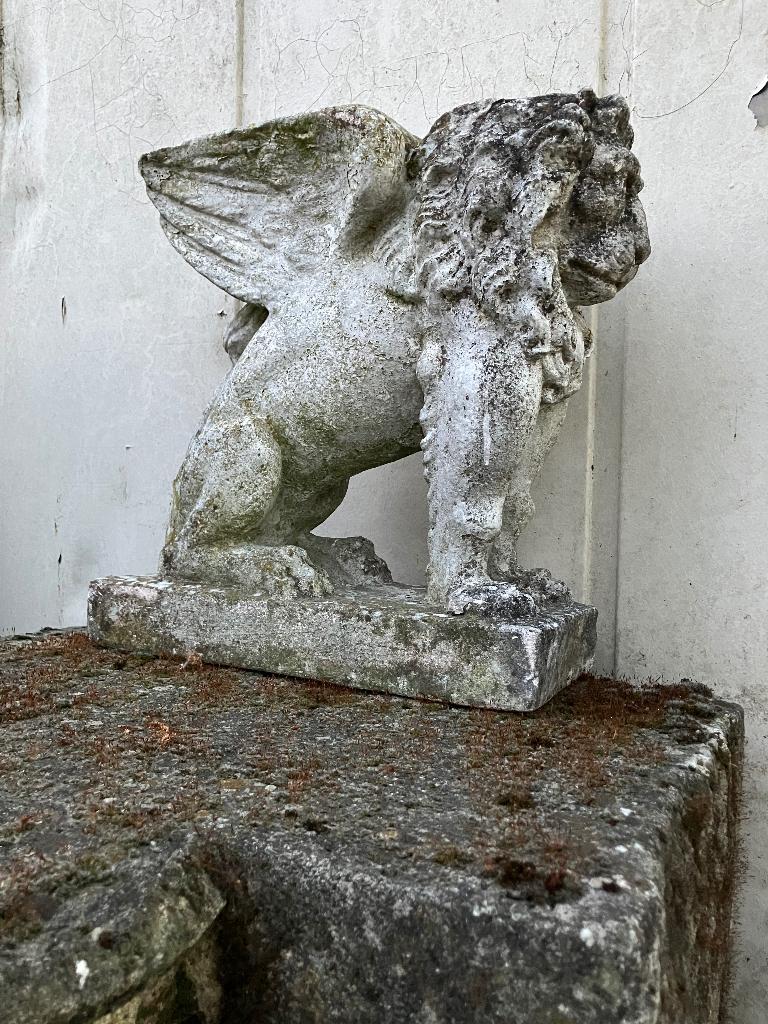 Oud beeld van leeuw afgebeeld als griffoen, Tuin en Terras, Tuinbeelden, Ophalen, Gebruikt