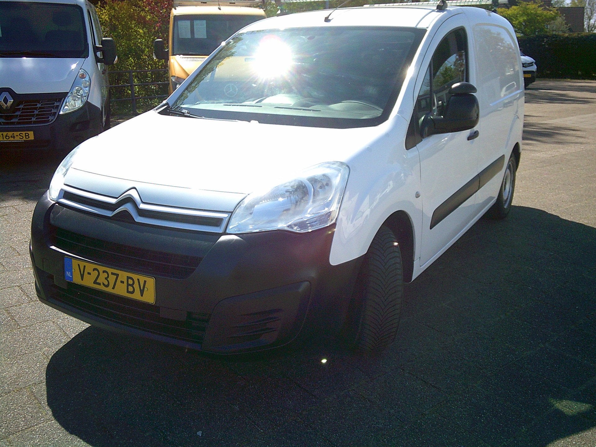 Citroën Berlingo 1.6 BlueHDI 100 Club S&S VOORZIEN VAN AIRC, Voorwielaandrijving, Gebruikt, 4 cilinders, Wit