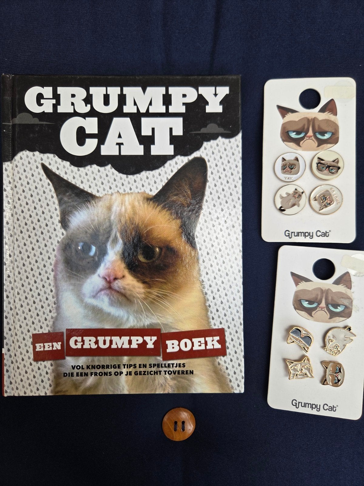 Grumpy Cat Boek en Pins - Zo goed als nieuw, Ophalen of Verzenden, Zo goed als nieuw, Katten, Grumpy Cat