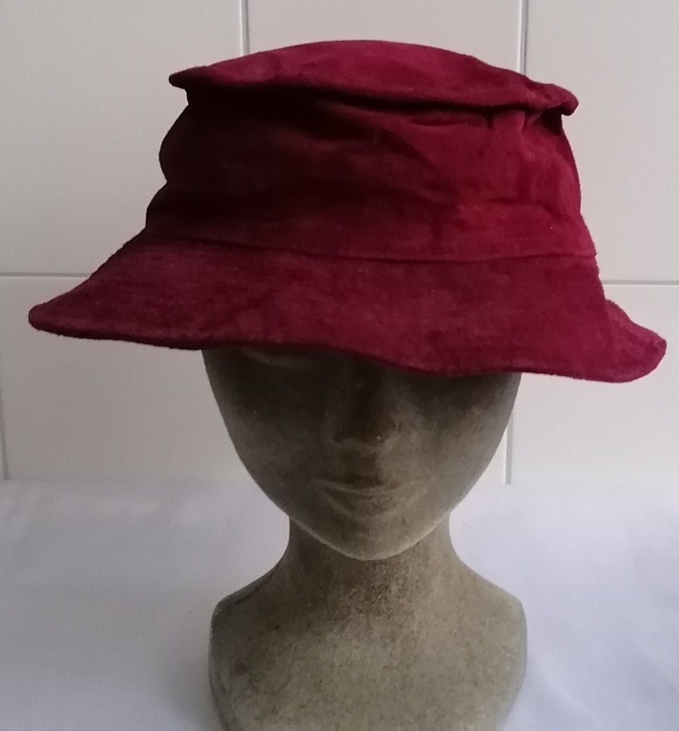 Dames Hoed Bordeaux Pig Suède Maat M € 17,50, Ophalen of Verzenden, Gedragen, 58 cm (L, 7¼ inch) of meer, Hoed