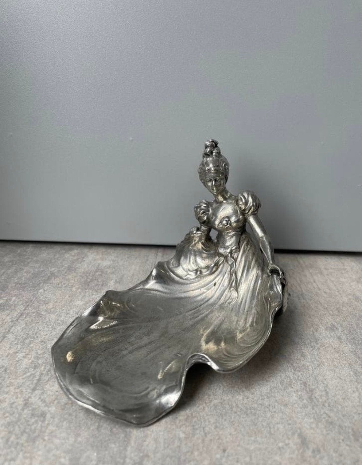 Tinnen schaal met dame - Art Nouveau stijl, Ophalen of Verzenden
