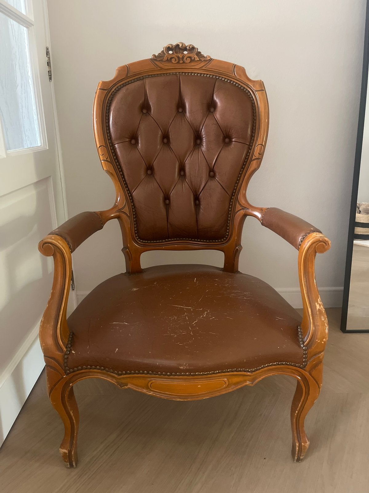 Antieke fauteuil met bruin leer en houten frame, Antiek en Kunst, Antiek | Meubels | Stoelen en Banken, Ophalen