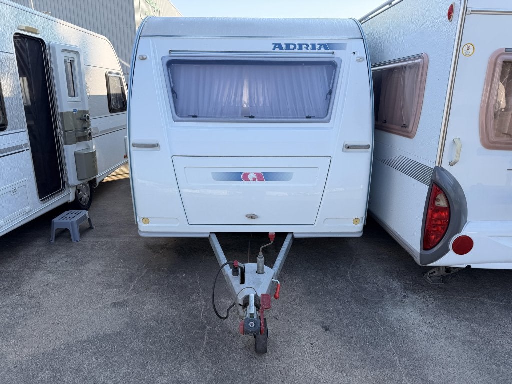 Adria Adora 462 UB 1300 KG met Voortent en luifel (dorema), Standaardzit, Bedrijf, 750 - 1000 kg, Schokbreker
