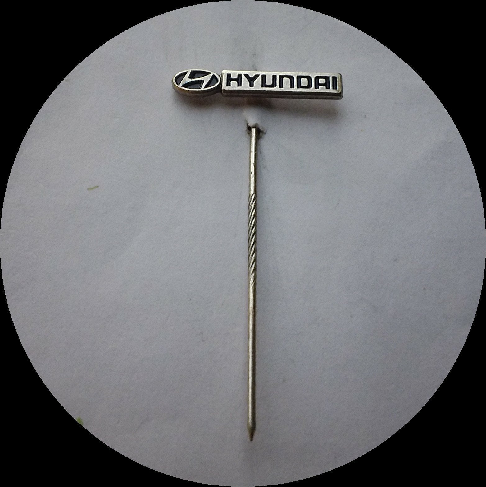 HYUNDAI logo speldje, Ophalen of Verzenden, Zo goed als nieuw, Transport, Speldje of Pin