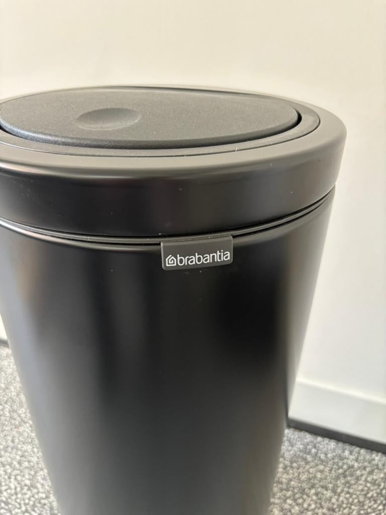 Brabantia Touch Bin Prullenbak - 30 liter - zwart, Ophalen, Gebruikt, 50 tot 75 cm, 20 tot 30 liter