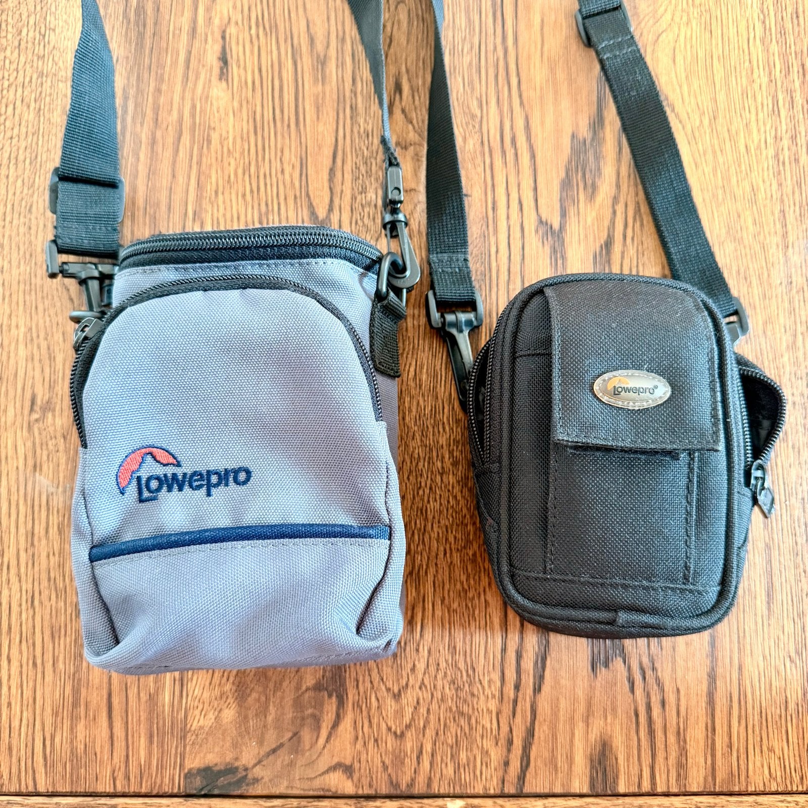 Twee Lowepro Cameratasjes Compact Film Camera Bag, Pouch, Gevoerd, Ophalen of Verzenden, Grijs