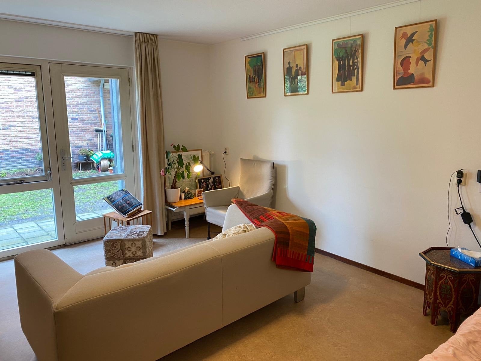 Comfortabele bank van de Bijenkorf met lichte vlekken, Huis en Inrichting, Banken | Bankstellen, Ophalen, Gebruikt, Tweepersoons