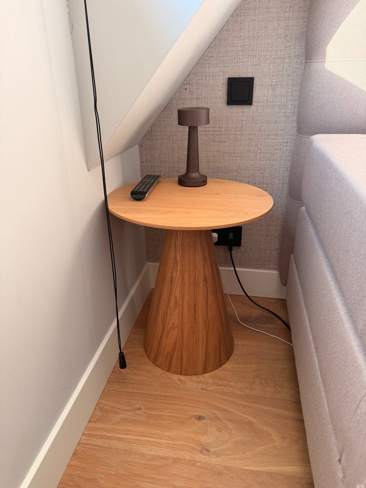 2 stuks Kwantum Cone Bijzettafel Hout Rond 45 cm Fineer, Huis en Inrichting, Minder dan 55 cm, Gebruikt, Rond, Hout