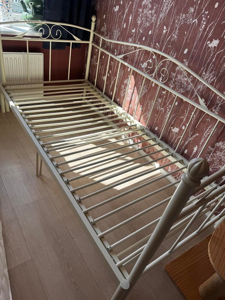 Uitschuifbaar meidenbed of logeerbed crème kleur, Ophalen, 90 cm, Eenpersoons, Metaal