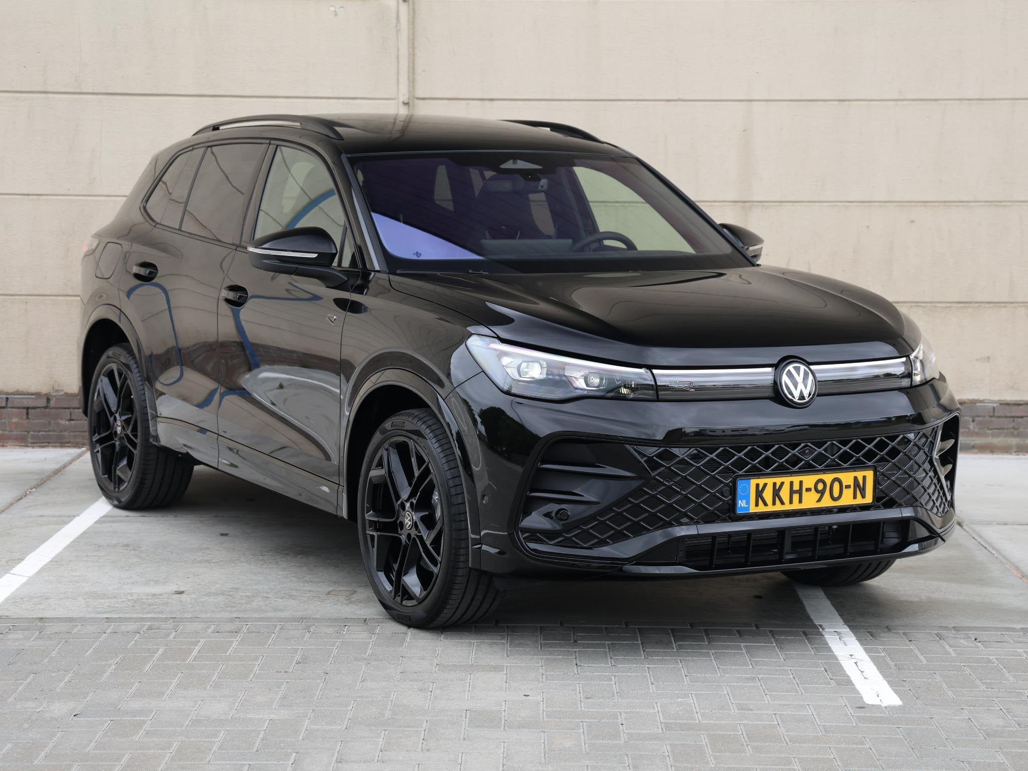 Volkswagen Tiguan R-Line Edition 1.5 eHybrid 272 PK | Head-U, Stof, 4 cilinders, 2000 kg, 150 min