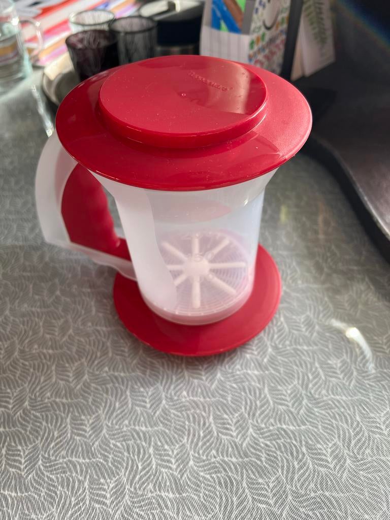 Tupperware poedersuikerstrooier / zeef, Huis en Inrichting, Keuken | Tupperware, Ophalen, Zo goed als nieuw, Rood, Overige typen