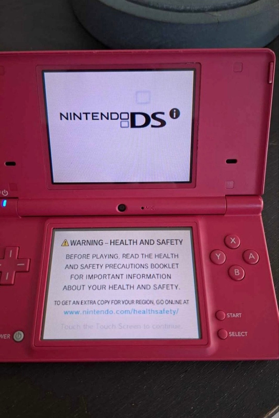 knalroze Nintendo DS met spel, Spelcomputers en Games, Spelcomputers | Nintendo DS, Ophalen, Met games, DS Original of Phat, Zo goed als nieuw