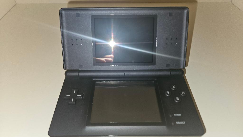 Nintendo DS Lite (Zwart) met Games, Spelcomputers en Games, Spelcomputers | Nintendo DS, Gebruikt, Verzenden, Zwart, Met beschermhoes of tas
