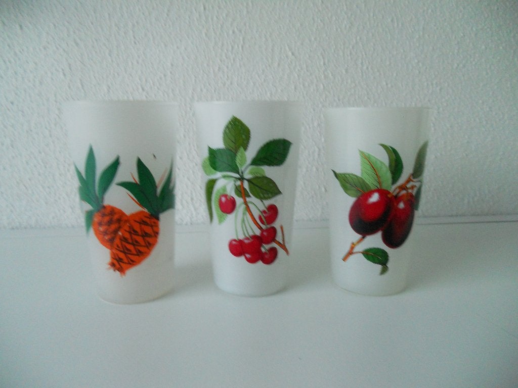 3 limonadeglazen melkglas met fruitdecor, Ophalen of Verzenden, Aardewerk, Overige stijlen, Bord(en)