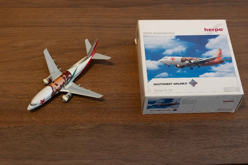 Southwest Airlines Boeing 737-300 schaal 1:200 van Herpa., Ophalen of Verzenden, Zo goed als nieuw, 1:200 of kleiner, Overige merken