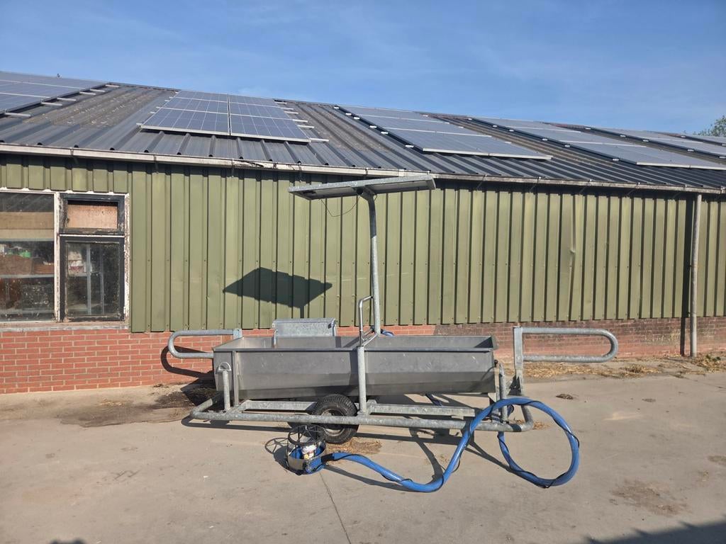 Weidedrinkbak met zonnepaneel