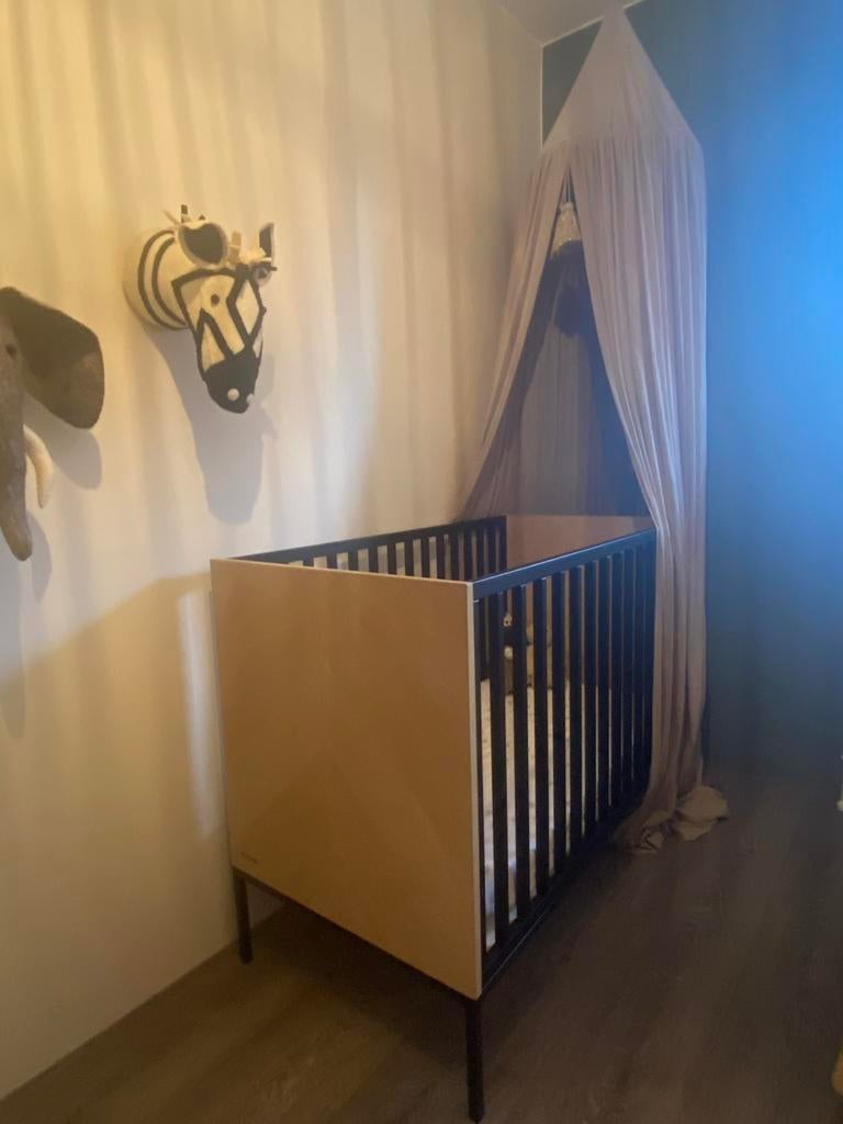 Kidsmill Vince black / Oak 60 x 120cm - ledikant - babybed, Ophalen, Zo goed als nieuw, Ledikant