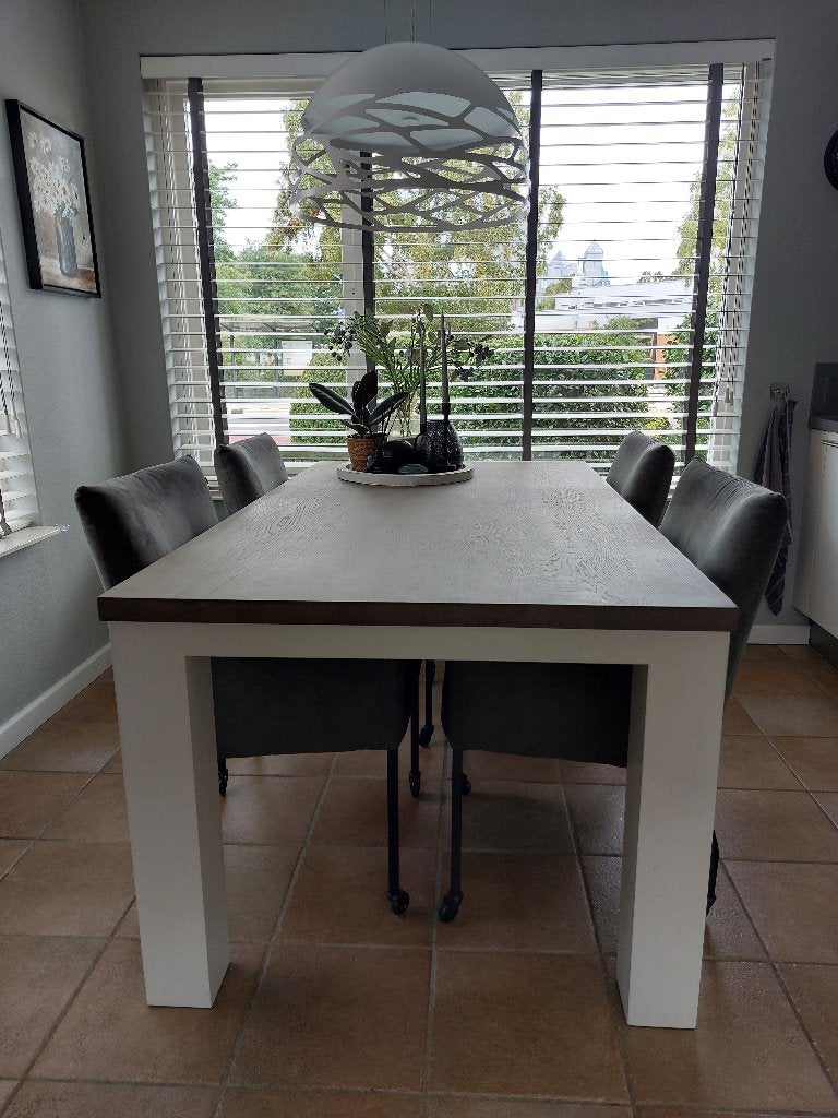 Eettafel (merk Zuiver) met vier eetkamerstoelen, Ophalen, Modern strak, 50 tot 100 cm, Zo goed als nieuw