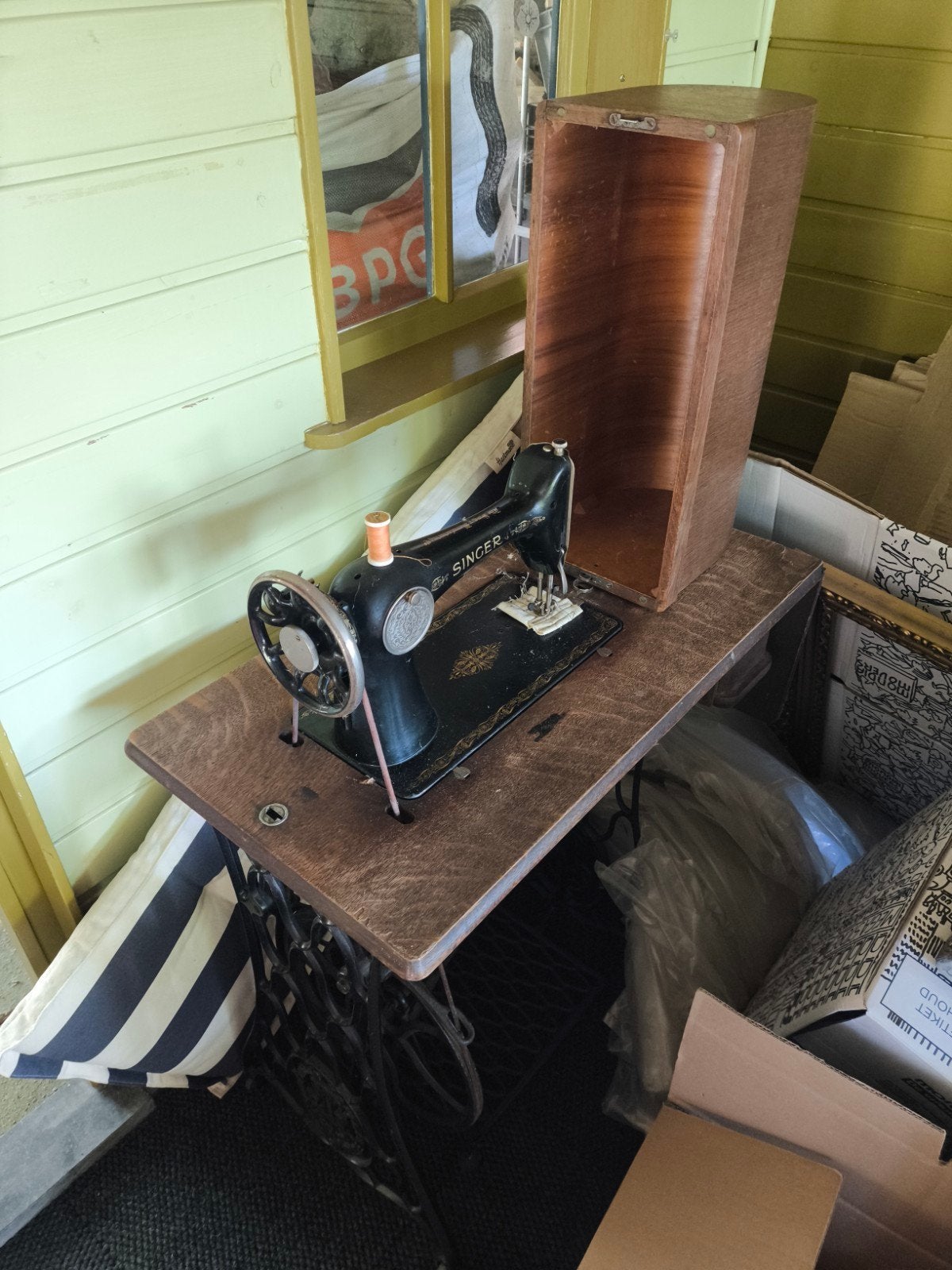 Antieke Singer Naaimachine met Tafel en Houten Kap, Ophalen