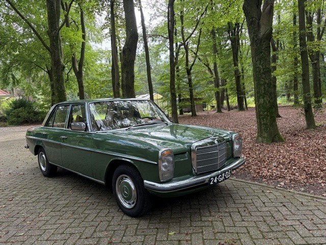 Mercedes-Benz 200 W115 /8 Nickelgrün (DB870) 1975 oldtimer, Auto's, Origineel Nederlands, Bruin, Handgeschakeld, Particulier