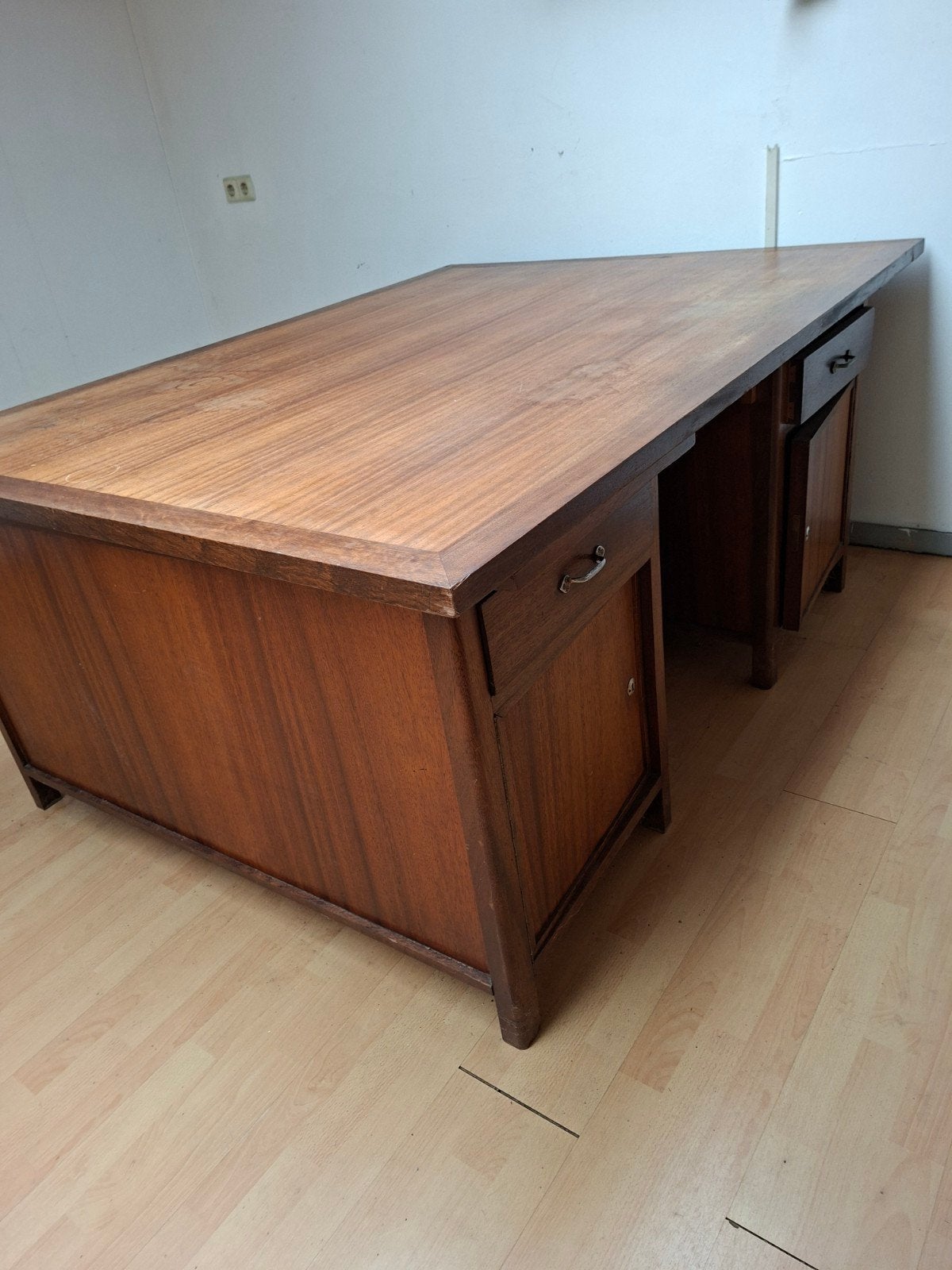 Groot Vintage Jaren '60 Bureau - Ideaal voor Ondernemers, Huis en Inrichting, Bureaus, Ophalen