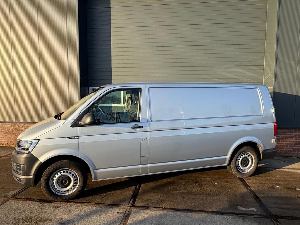 Volkswagen Transporter CDC 2.0 TDI 102PK L2H1, Voorwielaandrijving, Zwart, 4 cilinders, Volkswagen