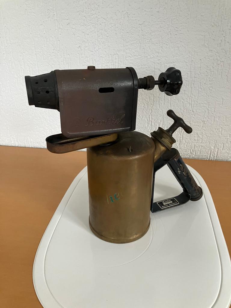 Antiek Barthel Benzine brander Fullmenge 0,9 l , Ophalen of Verzenden
