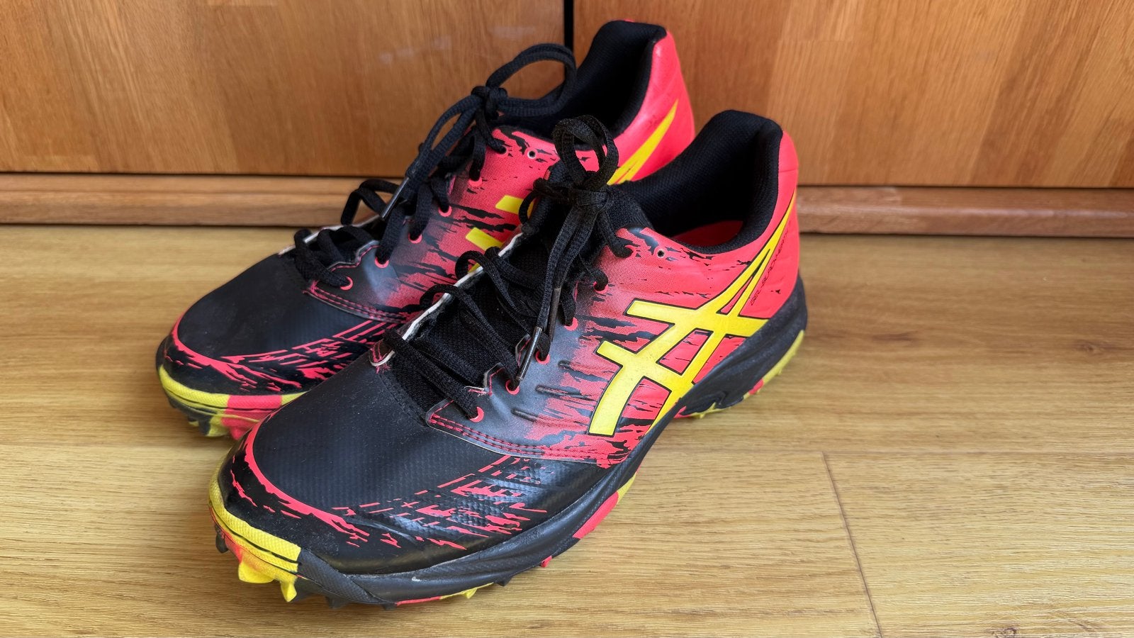 Asics Hockeyschoenen - Rood/Zwart/Geel mt 41,5, Ophalen, Gedragen, Rood, Maat 42/44 (L)