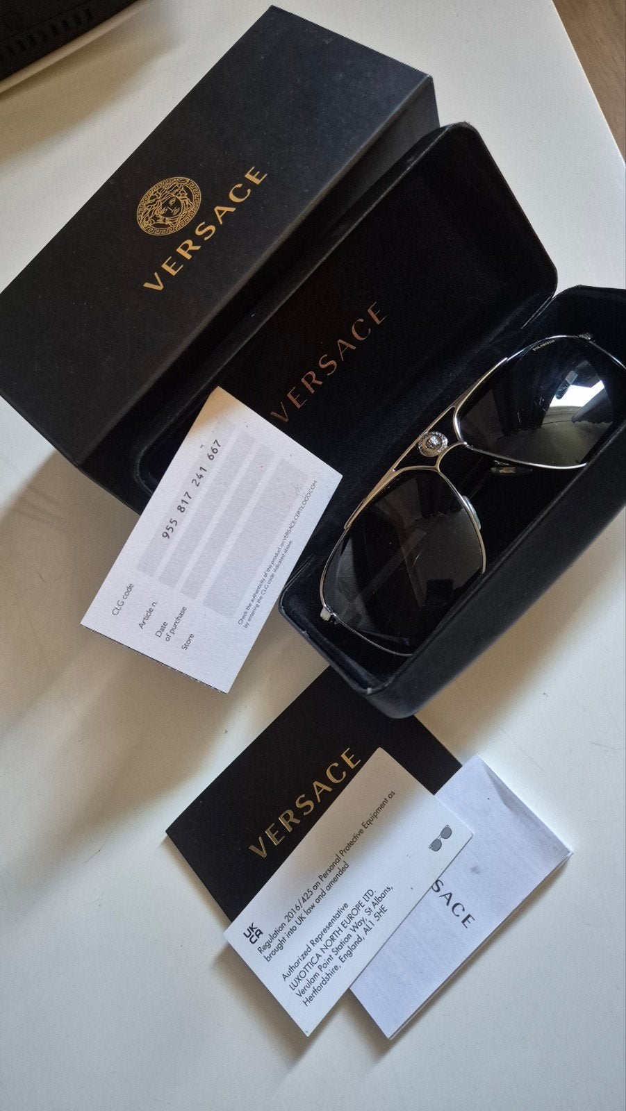 Originele Versace zonnebril met lichte gebruikerssporen, Gebruikt, Zonnebril, Zwart, Gianni Versace