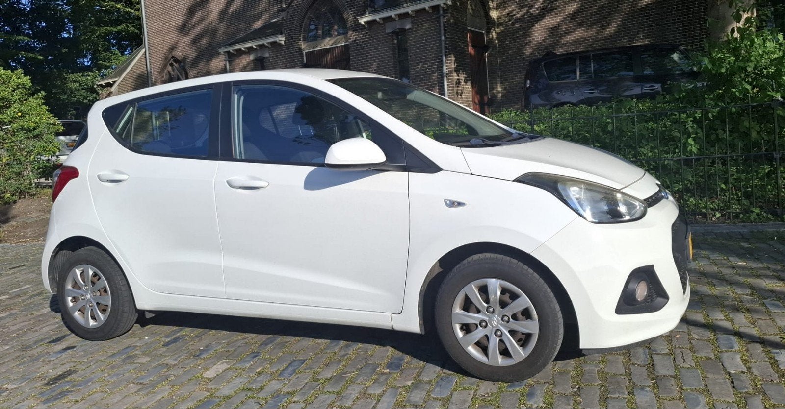 Hyundai i10 1.0i 66pk 2016 Wit, Auto's, Hyundai, Euro 5, Stof, 31 €/maand, 4 stoelen