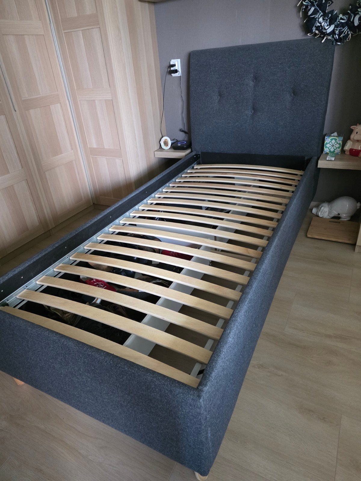 Eenpersoonsbed met opbergruimte - Grijs stof, idanäs ikea, Huis en Inrichting, Slaapkamer | Bedden, Ophalen, Gebruikt, 90 cm, Eenpersoons