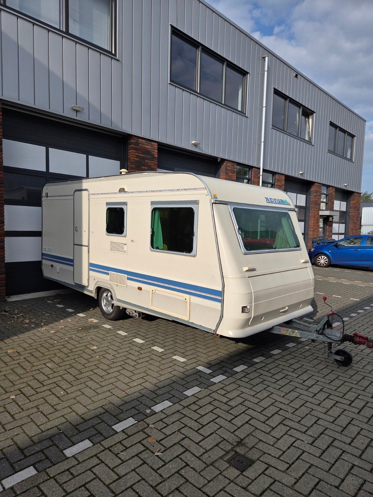 Adria Unica B 461 UB met mover dorema voortent, Caravans en Kamperen, Rondzit, Disselslot, 750 - 1000 kg, Particulier